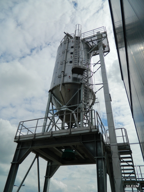 Silo installation for storing quick ashes