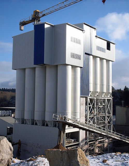 Mixing tower for dry, mineral materials